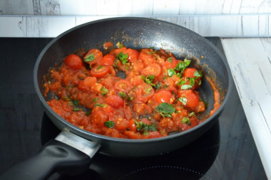 Макароны с помидорами на сковороде