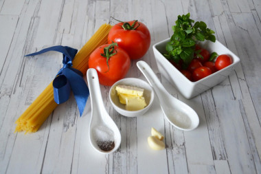 Макароны с помидорами на сковороде