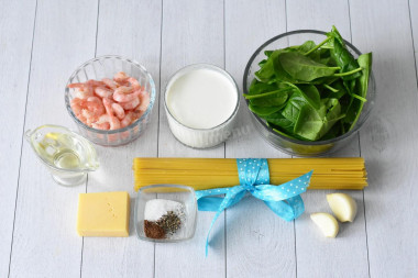 Паста с креветками и шпинатом