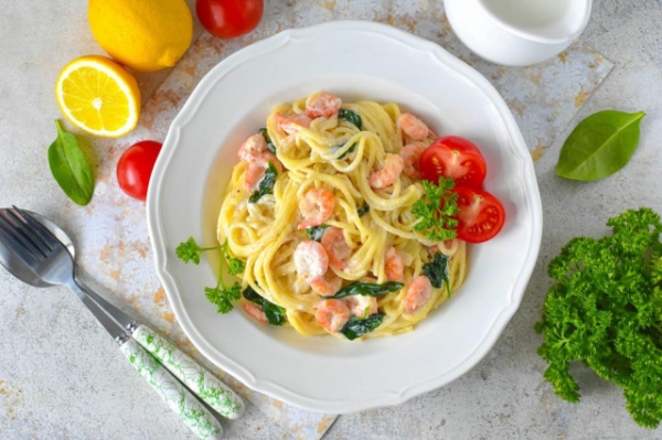 Паста с креветками и шпинатом