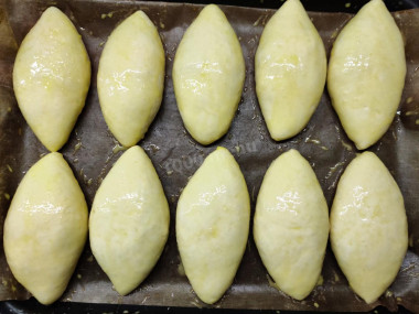 Пирожки дрожжевые с капустой в духовке