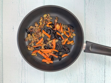 Плов с курагой и черносливом