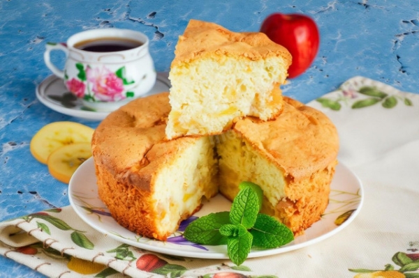 Простая шарлотка с яблоками в духовке пышная