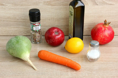 Простой салат из зеленой редьки с морковью и яблоком