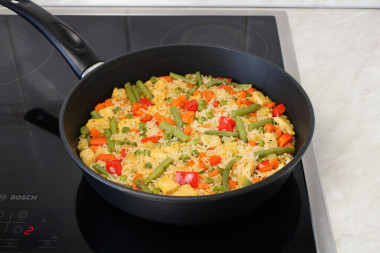 Рис с овощами и курицей на сковороде