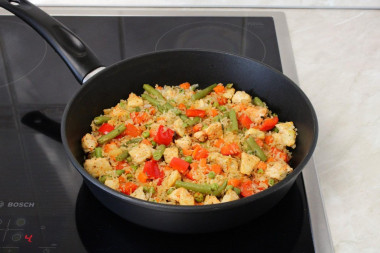 Рис с овощами и курицей на сковороде