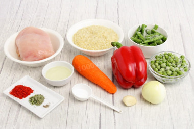 Рис с овощами и курицей на сковороде