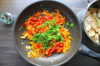 Рыба под маринадом из моркови и лука