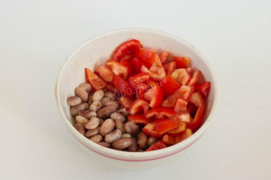 Салат с фасолью и помидорами