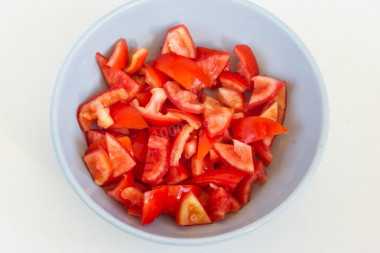 Салат с фасолью и помидорами