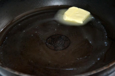 Салат с жареным адыгейским сыром и помидорами