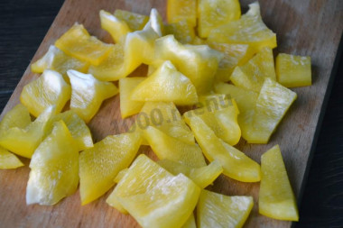 Салат с жареным адыгейским сыром и помидорами