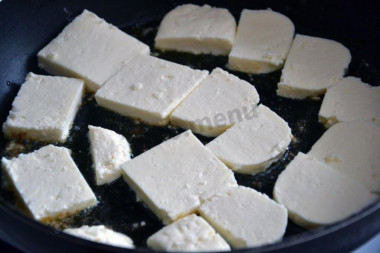 Салат с жареным адыгейским сыром и помидорами