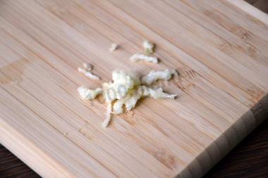 Салат с жареным адыгейским сыром и помидорами