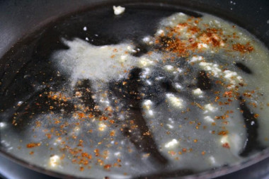 Салат с жареным адыгейским сыром и помидорами