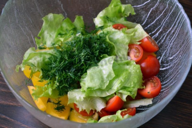 Салат с жареным адыгейским сыром и помидорами