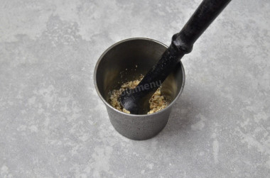 Салат свекла с чесноком и грецким орехом