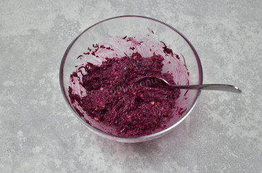 Салат свекла с чесноком и грецким орехом