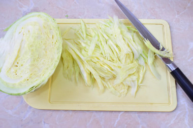 Салат витаминный из капусты и моркови и яблока без уксуса