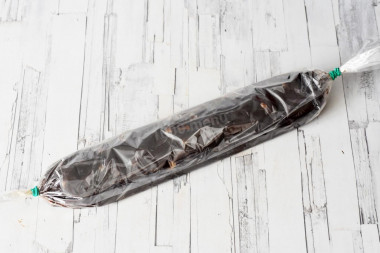 Шоколадная колбаса из печенья и какао классическая