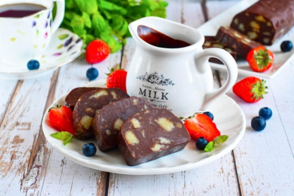 Шоколадная колбаса из печенья и какао классическая