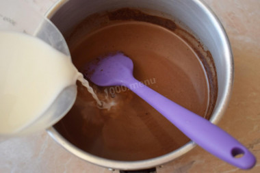 Шоколадный молочный коктейль в блендере