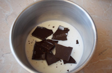 Шоколадный молочный коктейль в блендере