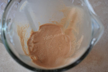 Шоколадный молочный коктейль в блендере