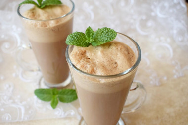 Шоколадный молочный коктейль в блендере