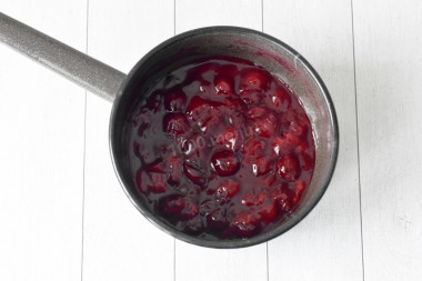 Шоколадный пирог с вишней