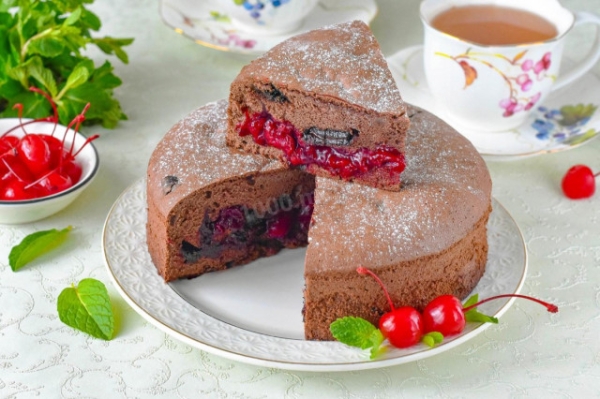 Шоколадный пирог с вишней