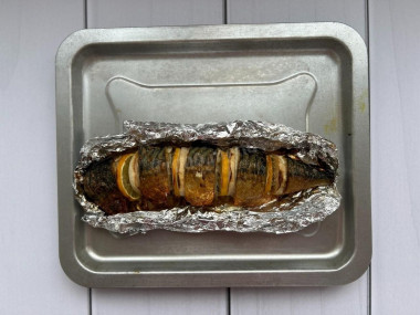 Скумбрия с майонезом и луком в духовке