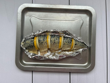 Скумбрия с майонезом и луком в духовке