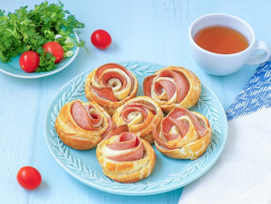Слойки с колбасой из слоеного теста