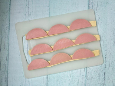 Слойки с колбасой из слоеного теста