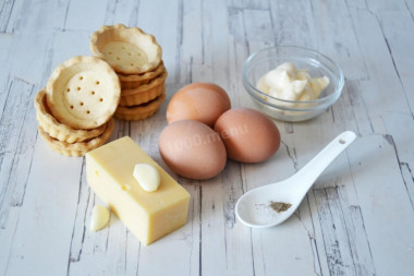 Тарталетки с яйцом и сыром