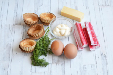 Тарталетки с крабовыми палочками сыром и яйцом