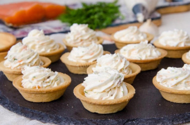Тарталетки с семгой и сыром