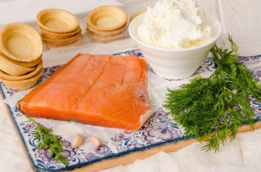 Тарталетки с семгой и сыром