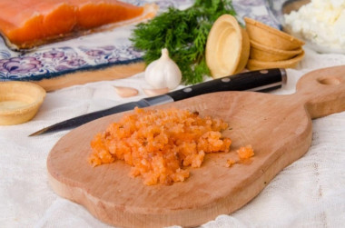 Тарталетки с семгой и сыром