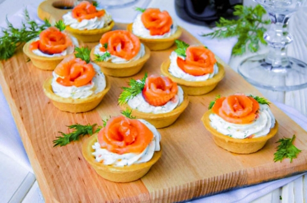 Тарталетки с семгой и сыром
