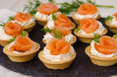 Тарталетки с семгой и сыром
