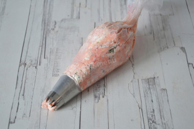 Тарталетки с сыром и чесноком с крабовыми палочками