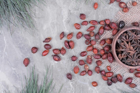 Сушеные ягоды шиповника и анис