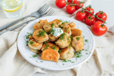 Замороженные пельмени на сковороде жареные