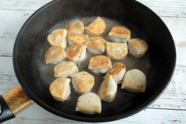 Замороженные пельмени на сковороде жареные