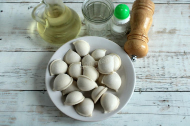 Замороженные пельмени на сковороде жареные