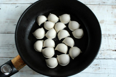 Замороженные пельмени на сковороде жареные