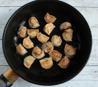 Замороженные пельмени на сковороде жареные