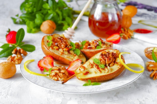 Запеченная груша в духовке с медом и орехами
